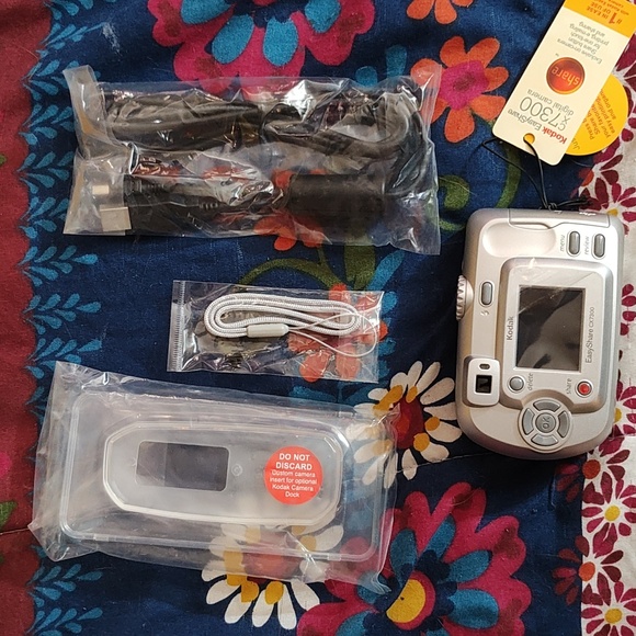NIB Kodak EasyShare CX7300 Digital Camera With Contents. - Picture 4 of 4